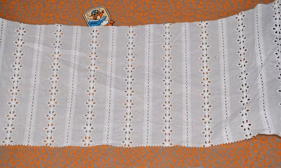 Factory Price 100% Cotton Embroidery Eyelet Lace Flower Fabric with Wholesale Price